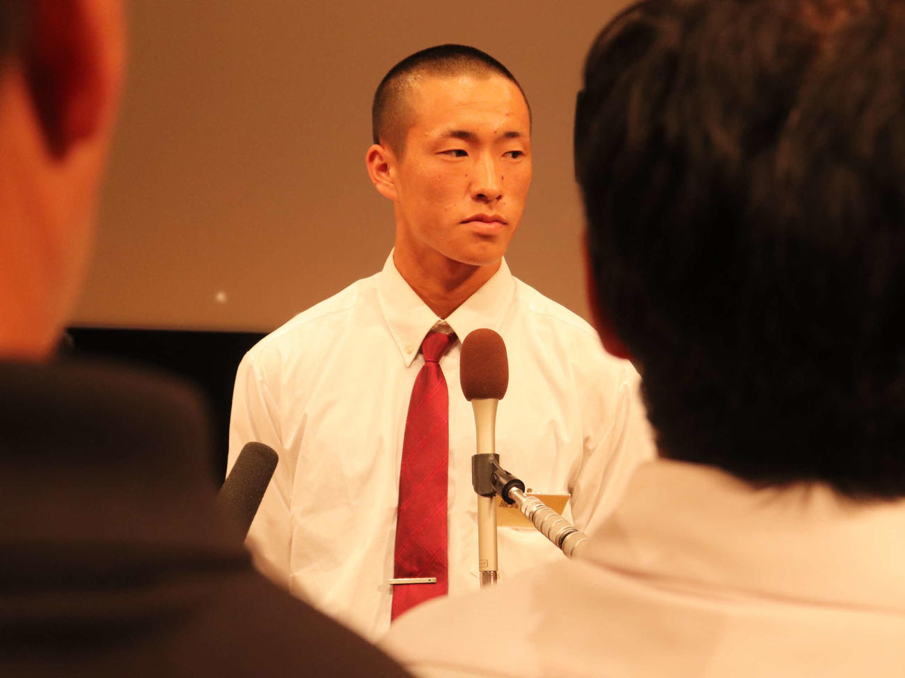 滋賀大会抽選会　選手宣誓を担当する、滋賀学園・主将の藤本