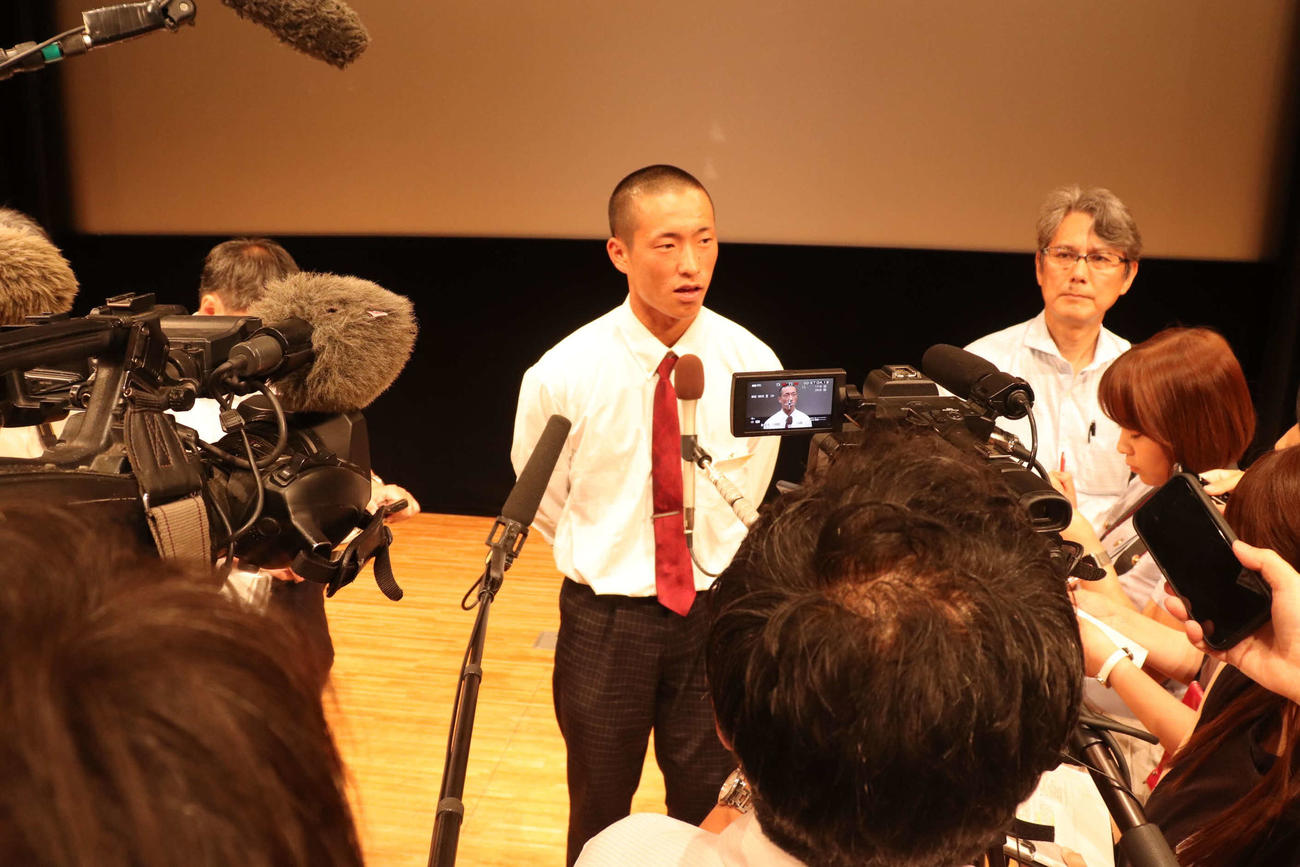 滋賀大会抽選会　選手宣誓を担当する、滋賀学園・主将の藤本