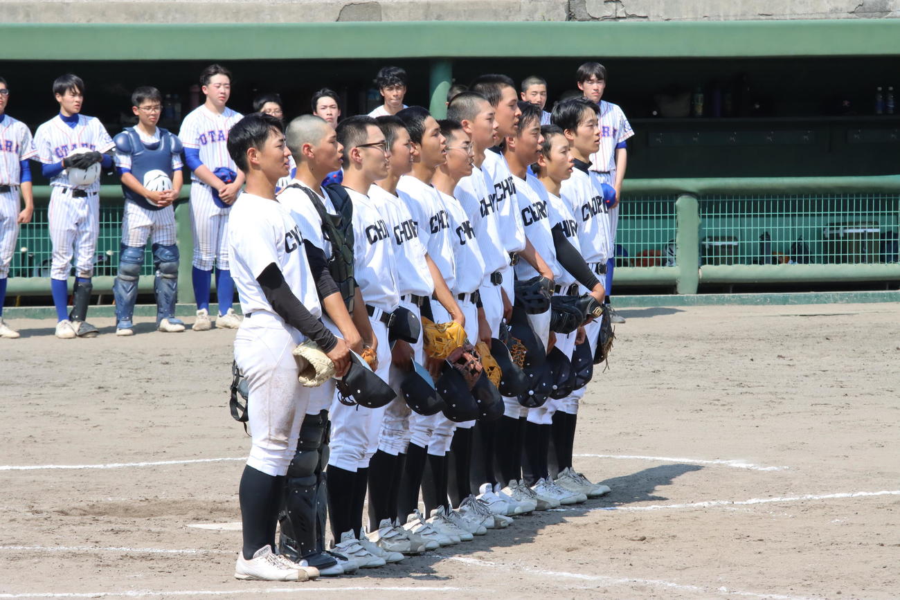 勝利の校歌を歌う小樽潮陵ナイン（撮影・保坂果那）