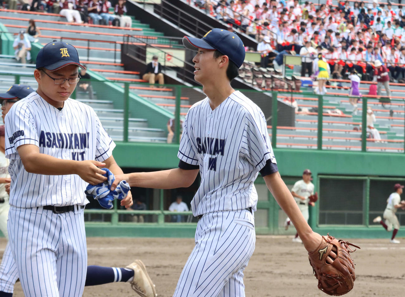 3回を終え、ベンチに戻る旭川北の菊地（右）（撮影・保坂果那）