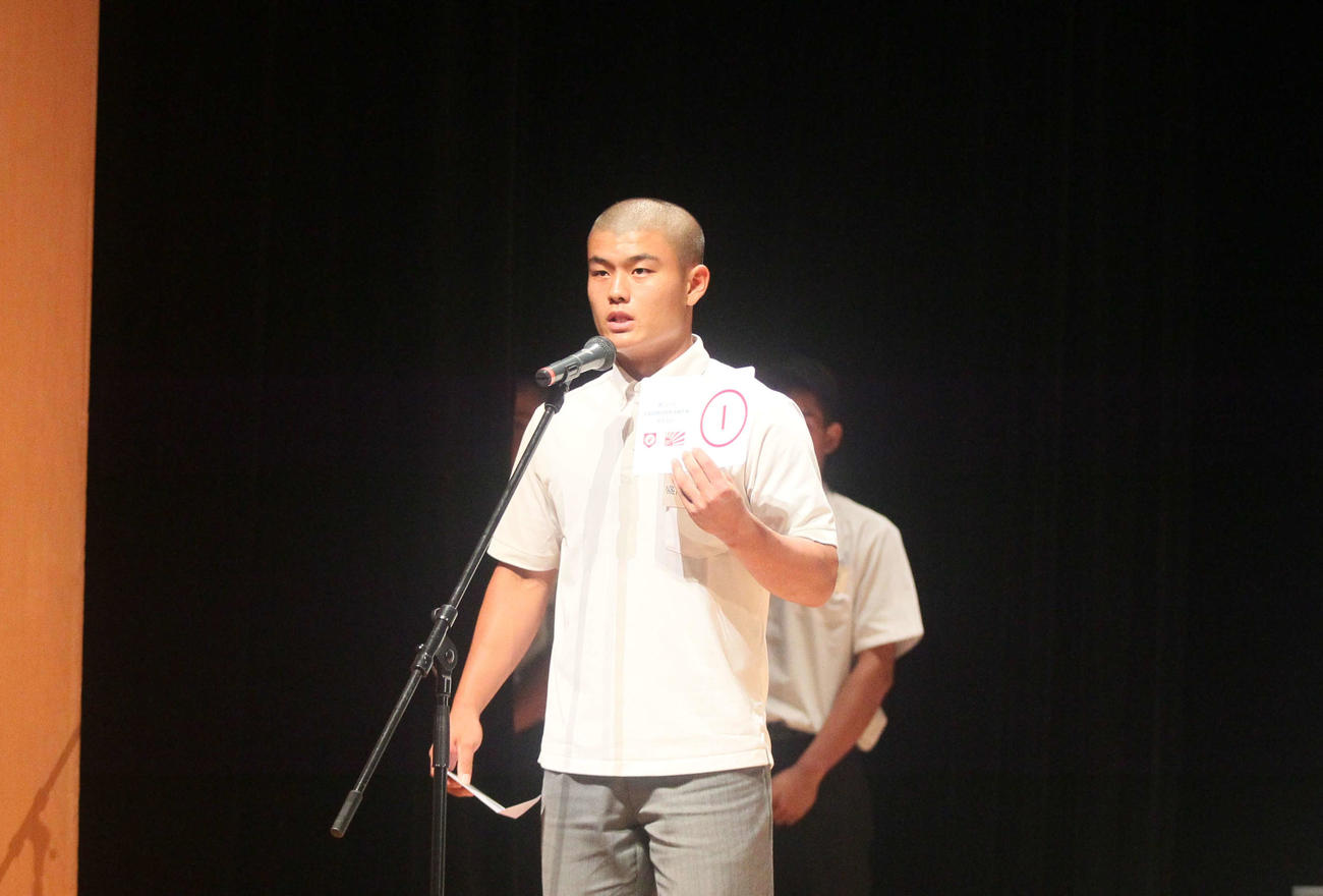 くじを読み上げる盛岡大付・坂本主将（撮影・高橋香奈）
