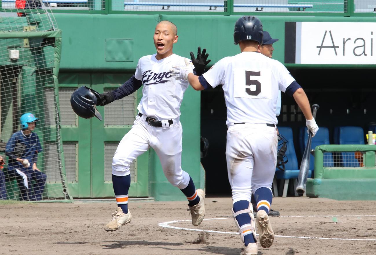 3回に勝ち越しの生還を果たす旭川永嶺の山崎（左）（撮影・保坂果那）