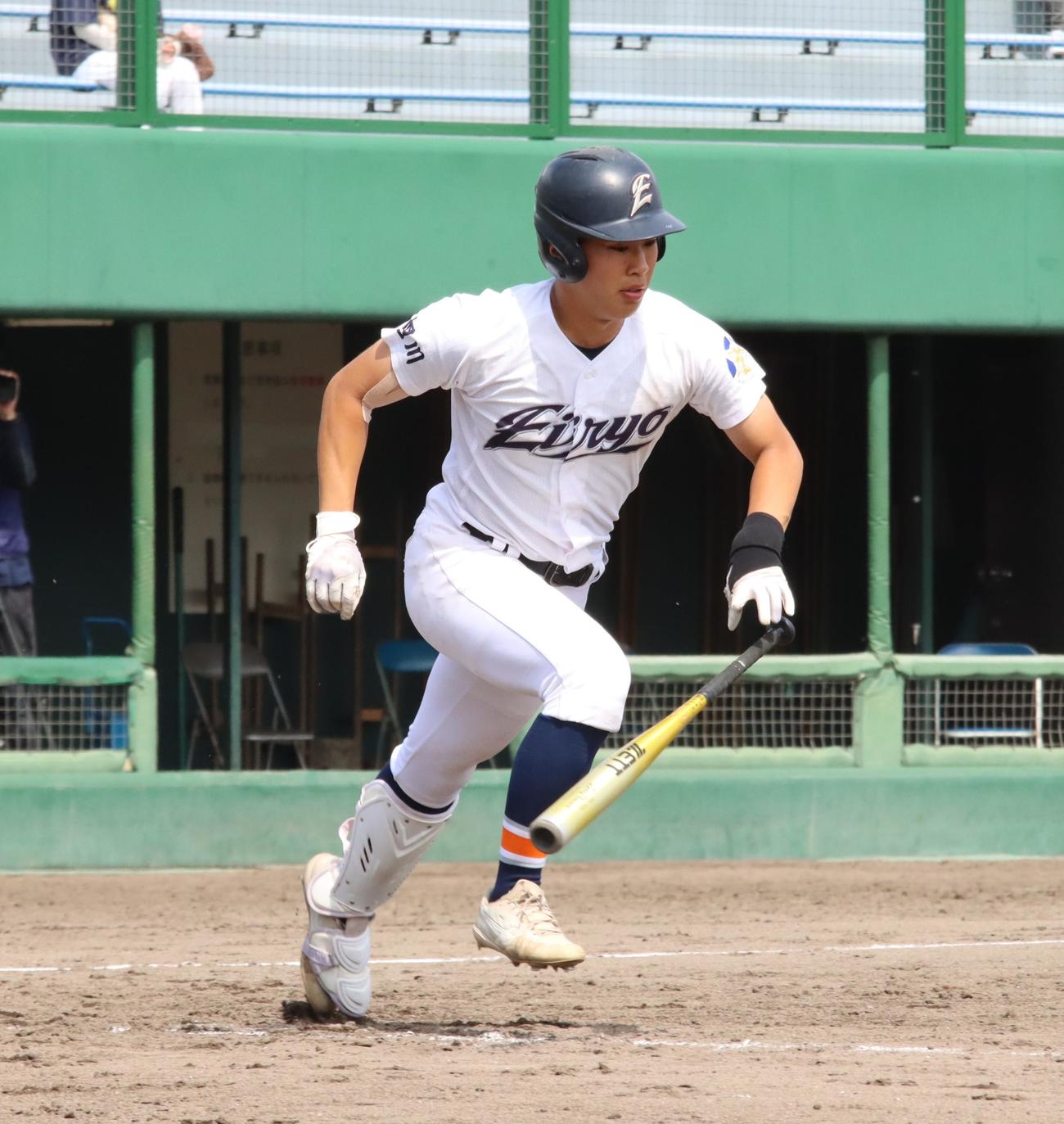 3回裏旭川永嶺1死三塁、勝ち越しの適時打を放つ井形（撮影・保坂果那）