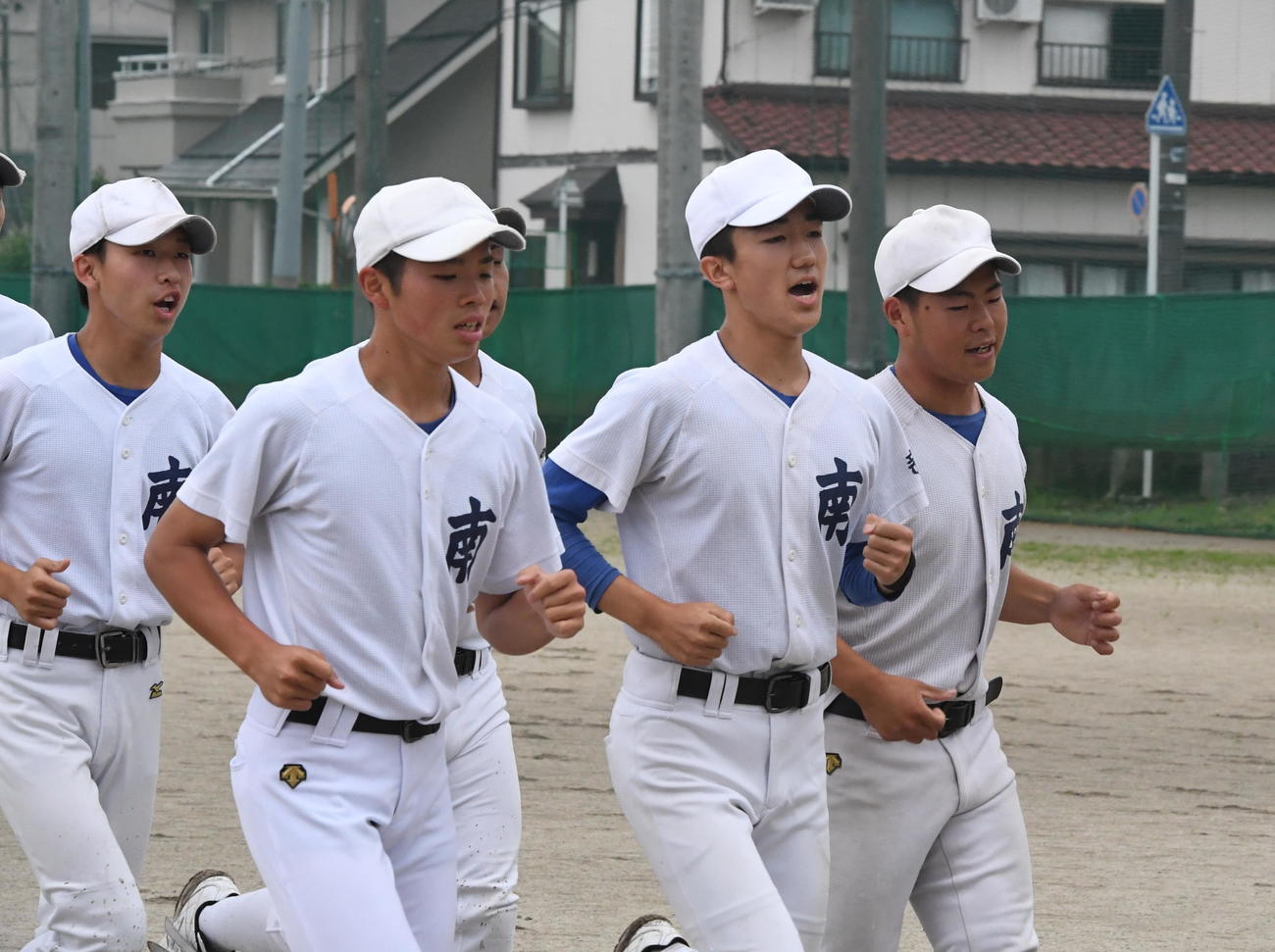 選手宣誓をすることが決まった新発田南の菊池主将（右から2人目）がランニングで先頭を走る（撮影・小林忠）