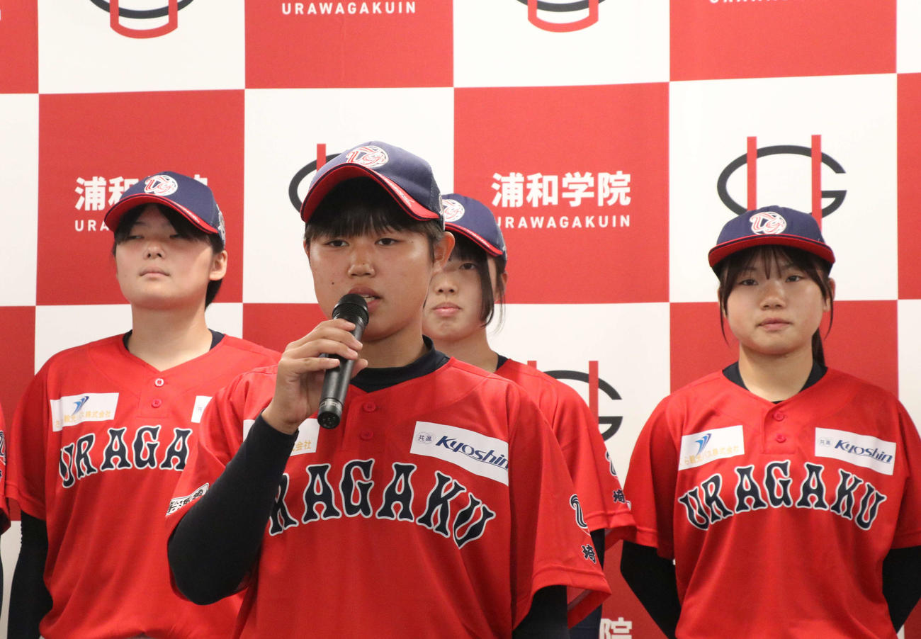 浦和学院高等学校女子硬式野球部出陣式であいさつをする榎本主将（撮影・山本佳央）