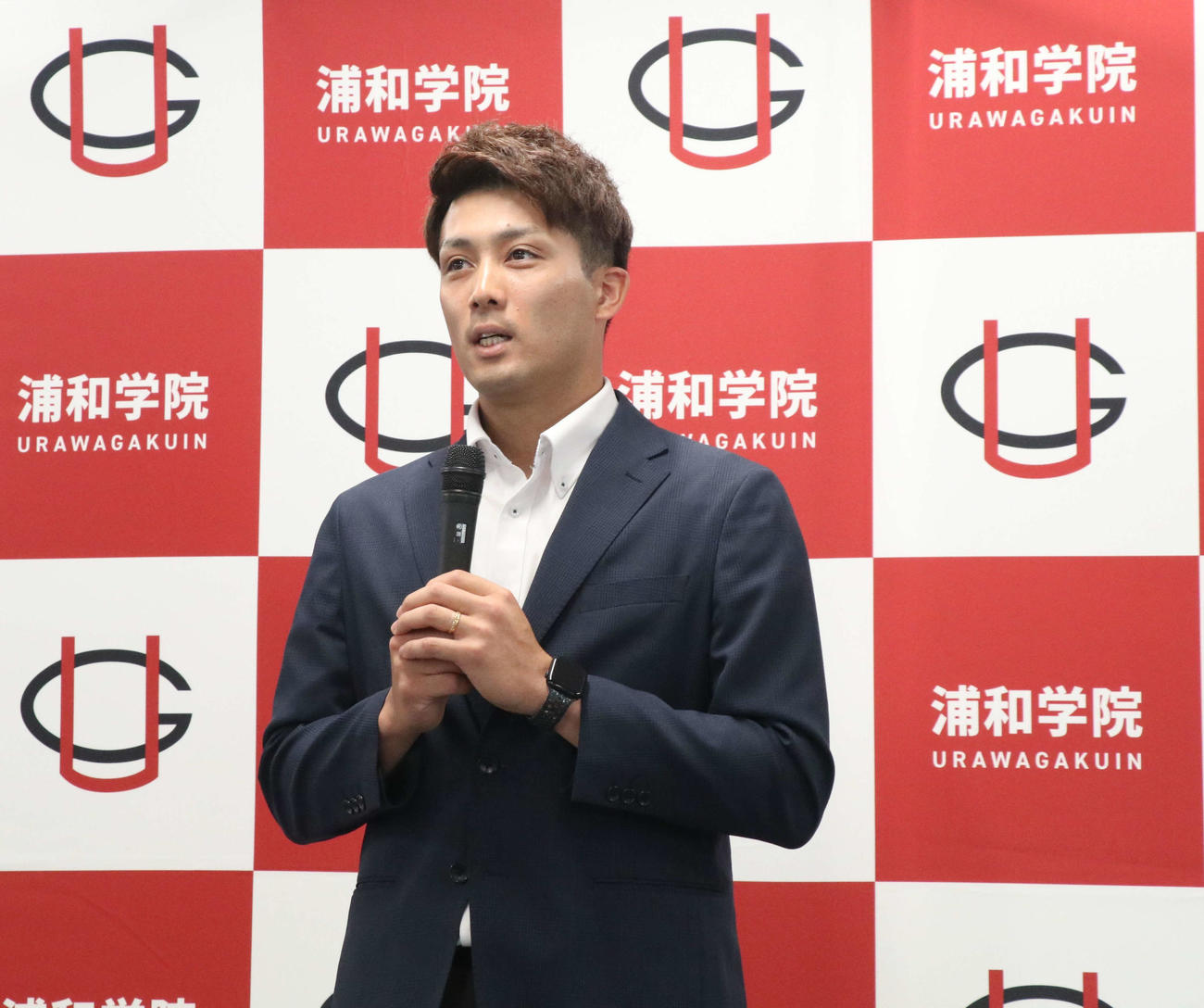 浦和学院高等学校女子硬式野球部出陣式であいさつをする高田監督（撮影・山本佳央）