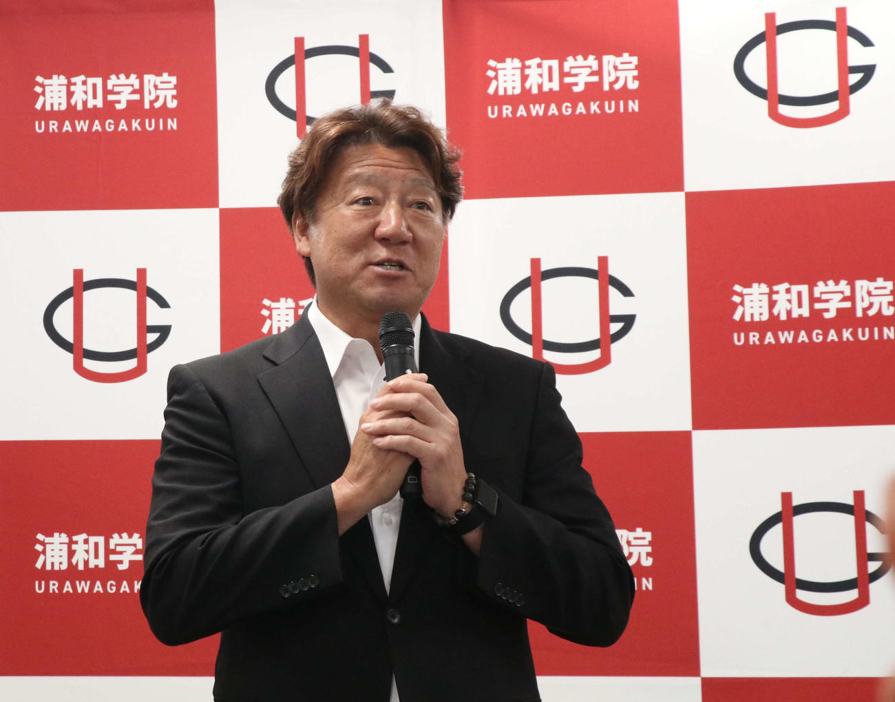 浦和学院高等学校女子硬式野球部出陣式であいさつをする森部長（撮影・山本佳央）