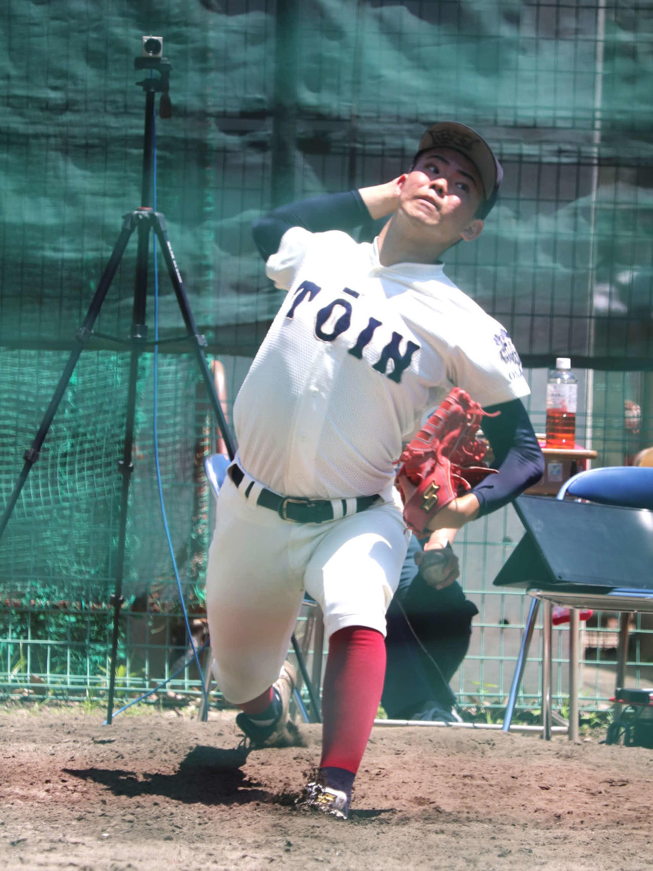 ラプソードを用いてボールの測定を行う大阪桐蔭の森（撮影・中島麗）