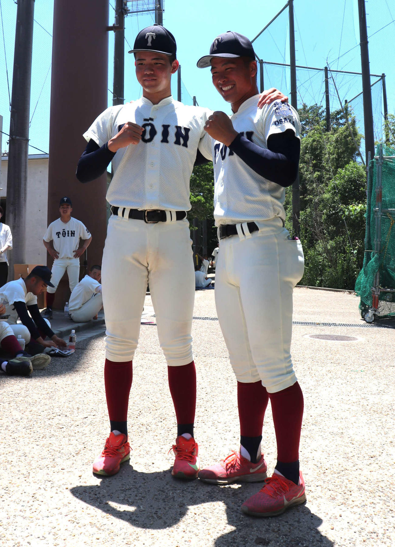 大阪大会を前に取材に応じた、大阪桐蔭の森（左）と白い歯がきらりと光る主将・中野（撮影・中島麗）