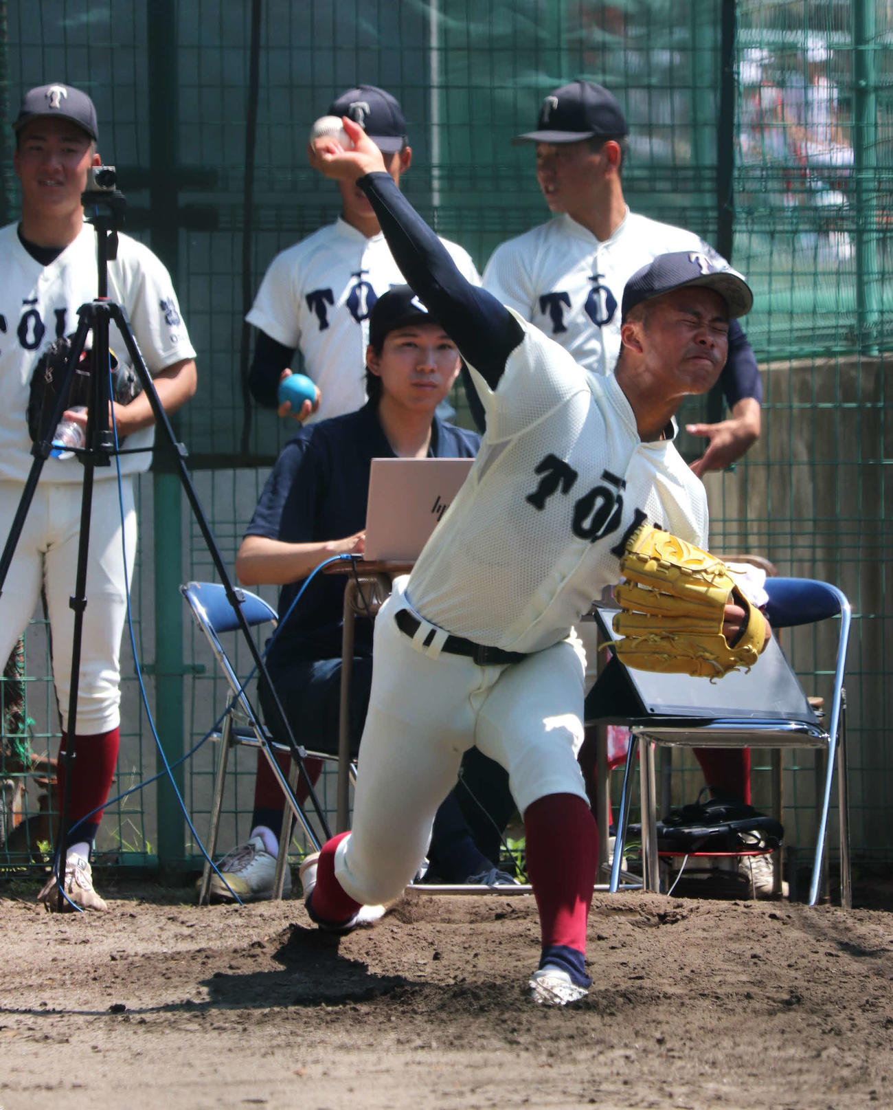ラプソードを用いてボールの測定を行う大阪桐蔭の主将・中野と投球を見つめる佐井川（左）（撮影・中島麗）