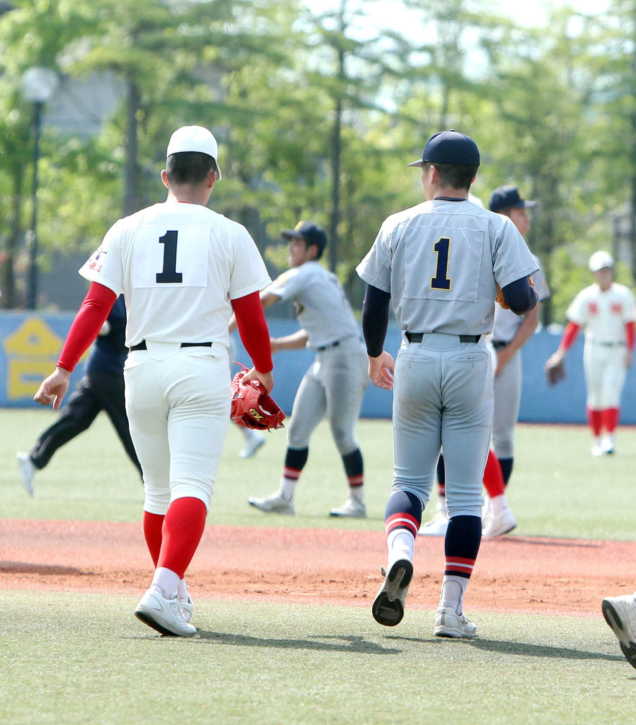言葉をかわす同郷出身の仙台育英・吉川（右）と智弁和歌山・渡辺（撮影・木村有優）