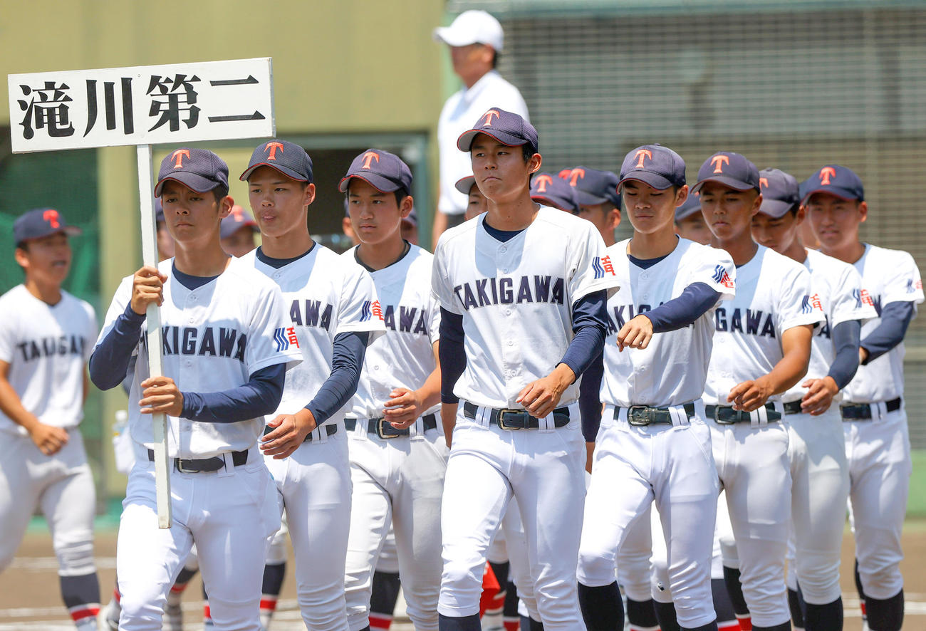 兵庫大会開会式で行進する滝川二ナイン（撮影・上山淳一）