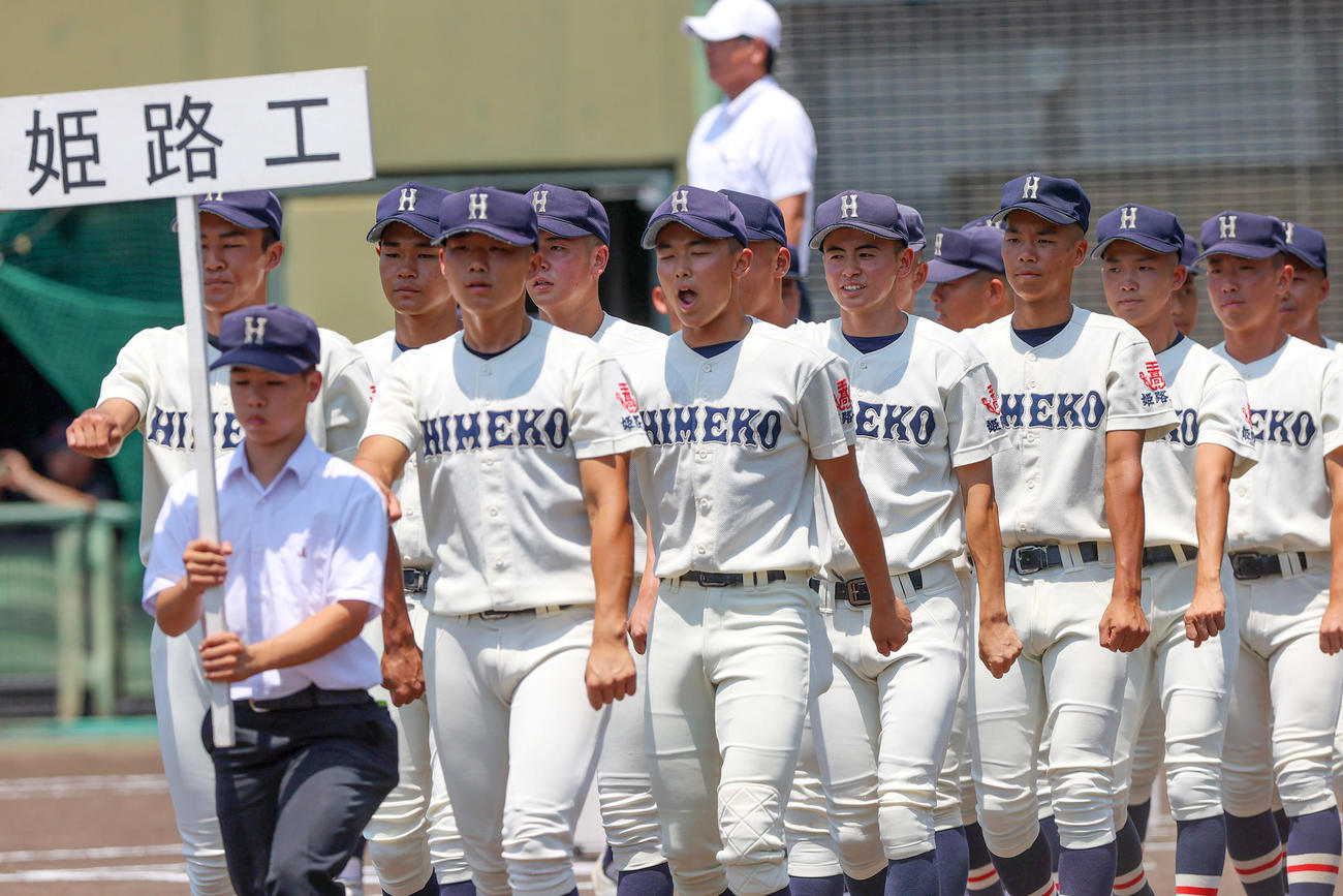 兵庫大会開会式で行進する姫路工ナイン（撮影・上山淳一）