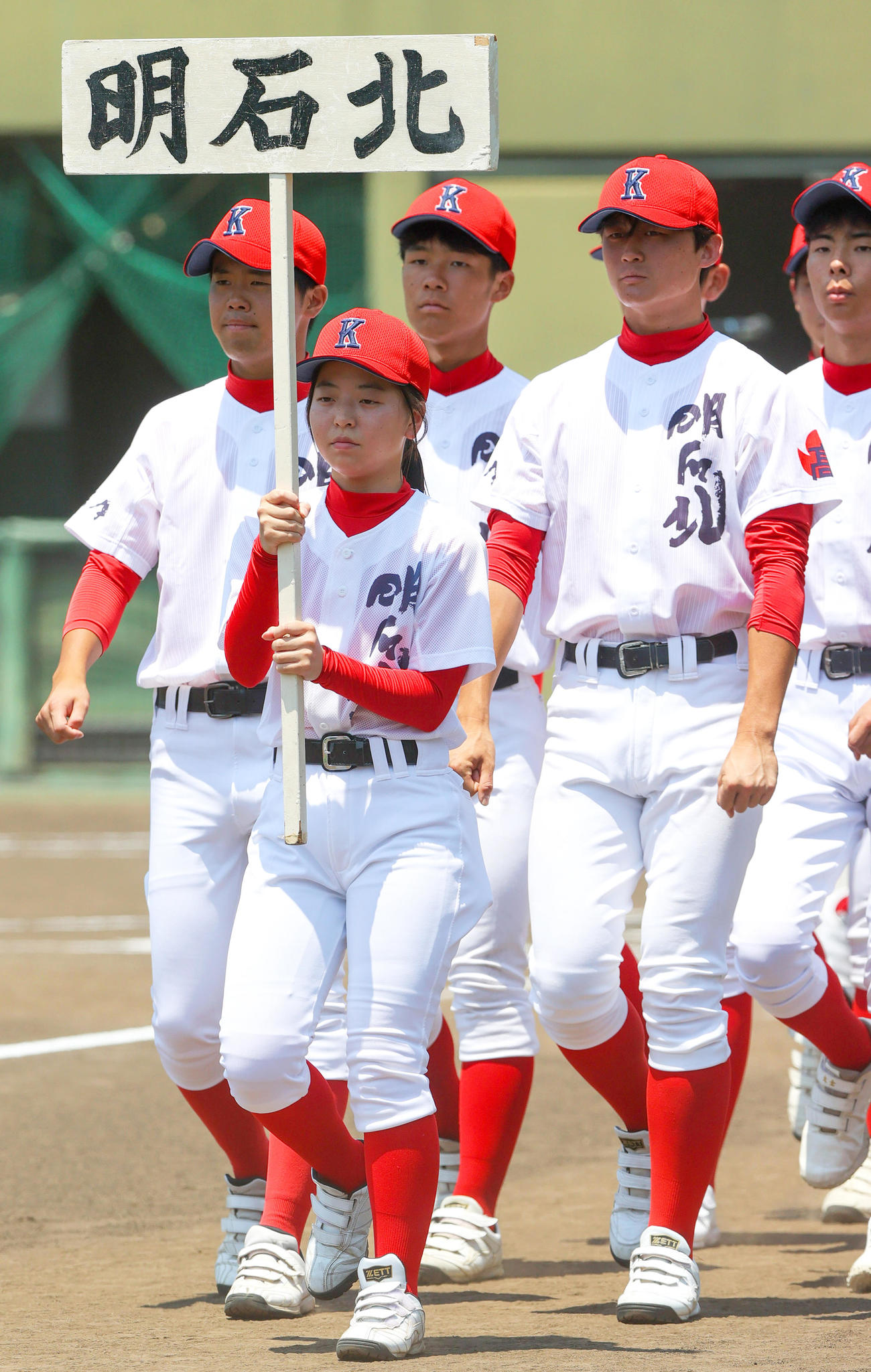 開会式でプラカードを持って行進する明石北の増本（撮影・上山淳一）