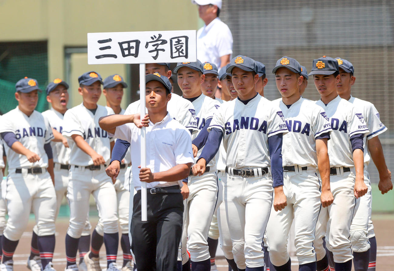兵庫大会開会式で行進する三田学園ナイン（撮影・上山淳一）