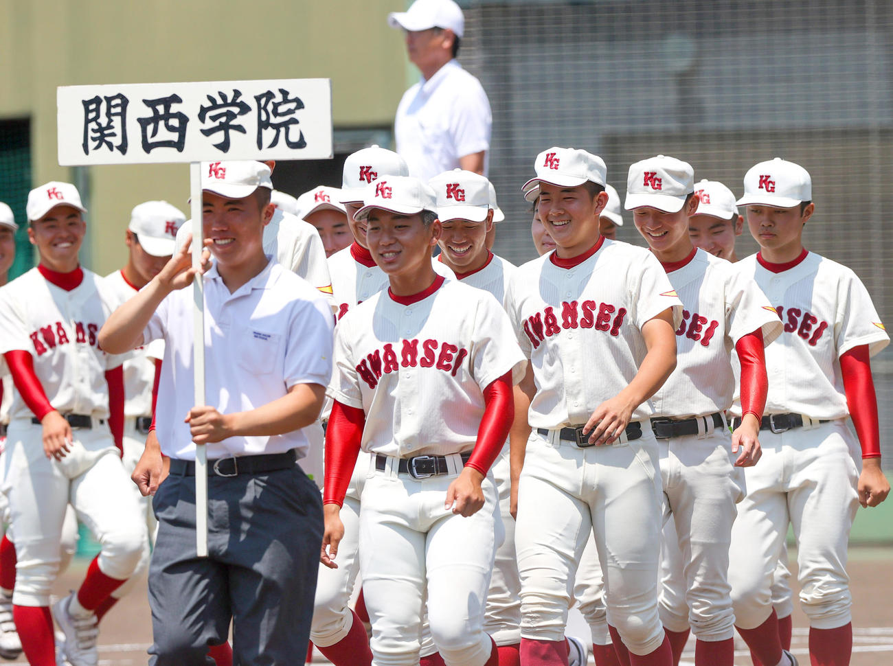 兵庫大会開会式で行進する関西学院ナイン（撮影・上山淳一）