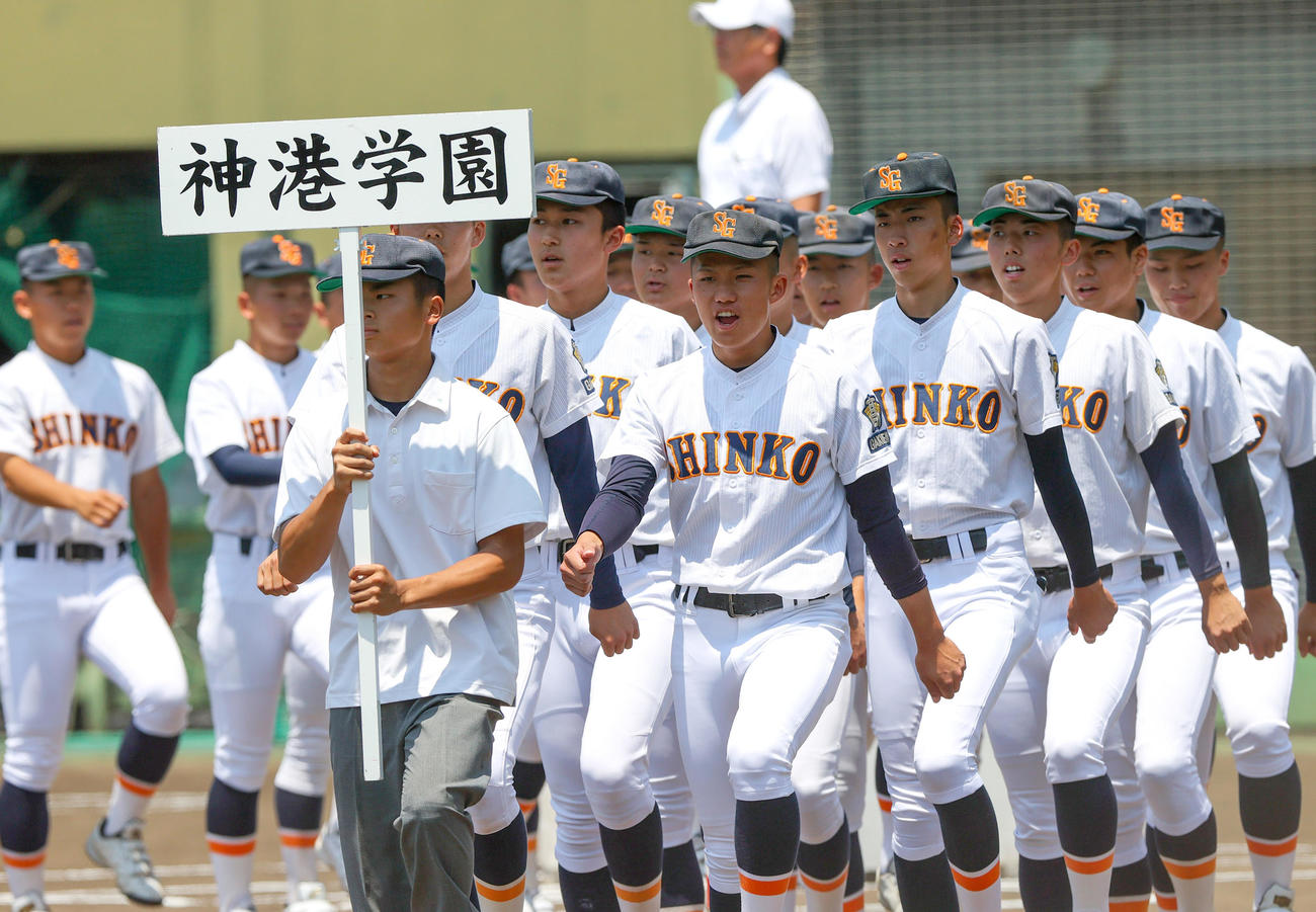 兵庫大会開会式で行進する神港学園ナイン（撮影・上山淳一）