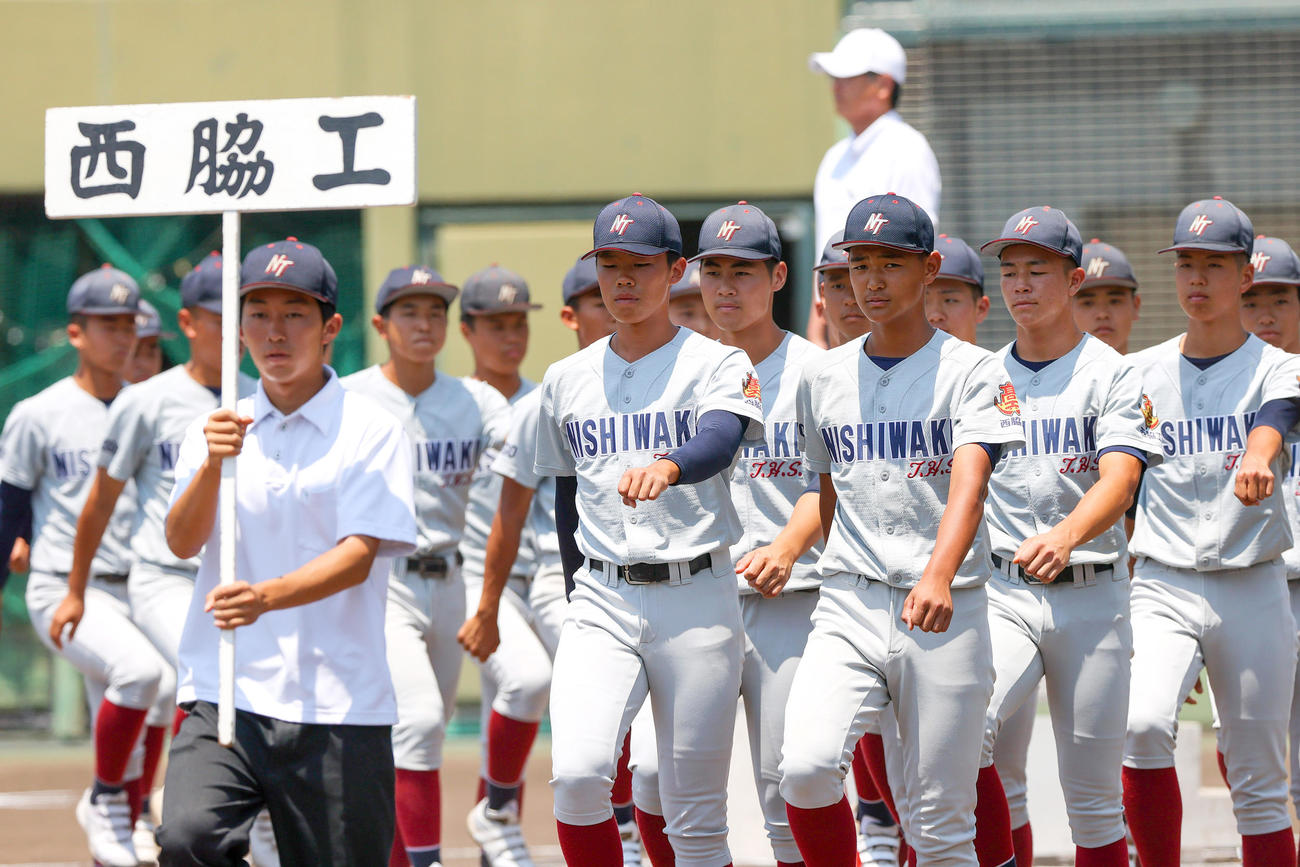 兵庫大会開会式で行進する西脇工ナイン（撮影・上山淳一）