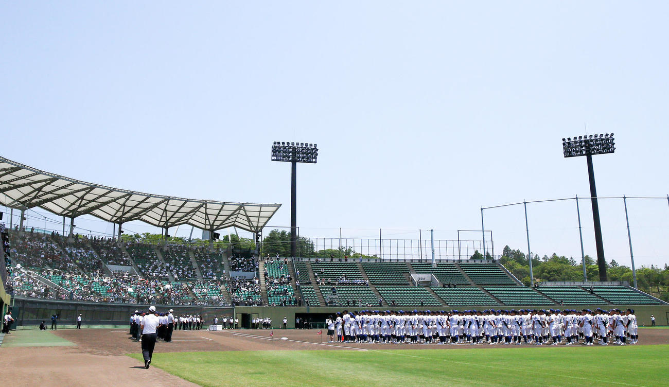 兵庫大会開会式で整列する球児たち（撮影・上山淳一）