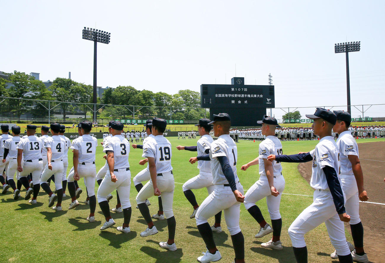 兵庫大会開会式で行進する球児ら（撮影・上山淳一）