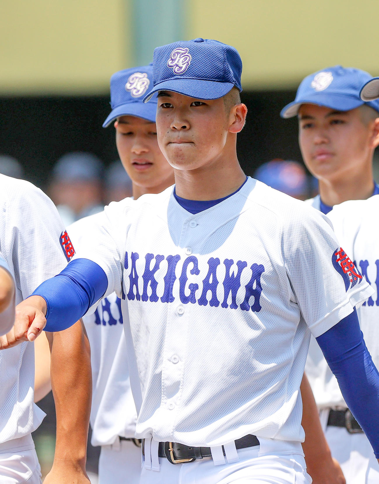 兵庫大会開会式で行進する滝川の新井主将（撮影・上山淳一）