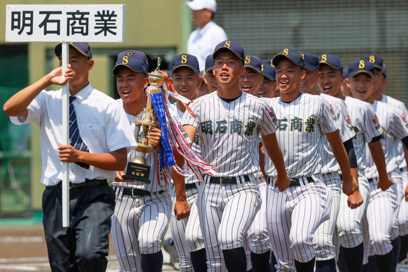 兵庫大会開会式で行進する明石商ナイン（撮影・上山淳一）