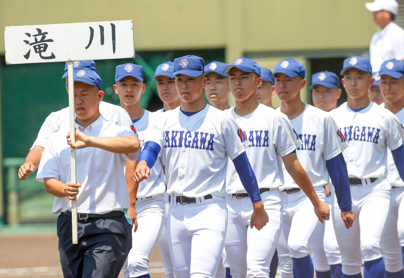 兵庫大会開会式で行進する滝川ナイン（撮影・上山淳一）