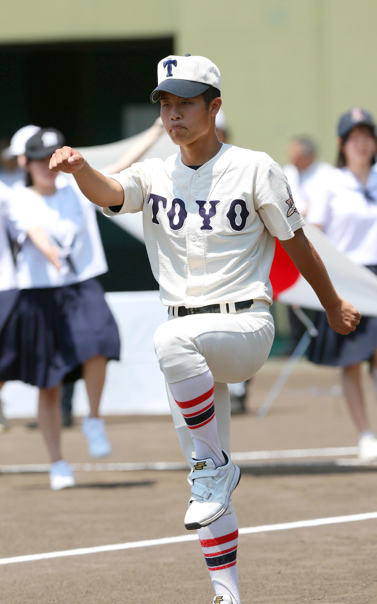 兵庫大会開会式で先導する東洋大姫路の大和記録員（撮影・上山淳一）