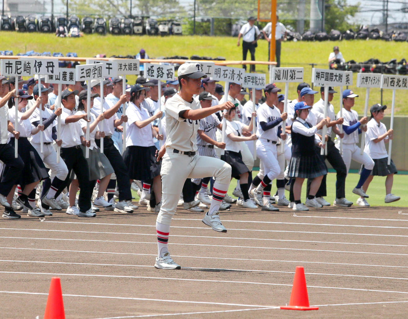 兵庫大会開会式で先導する東洋大姫路の大和記録員（撮影・上山淳一）