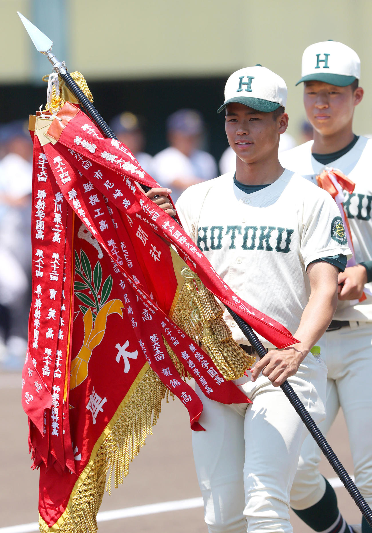 兵庫大会開会式で行進する報徳学園の橋本主将（撮影・上山淳一）