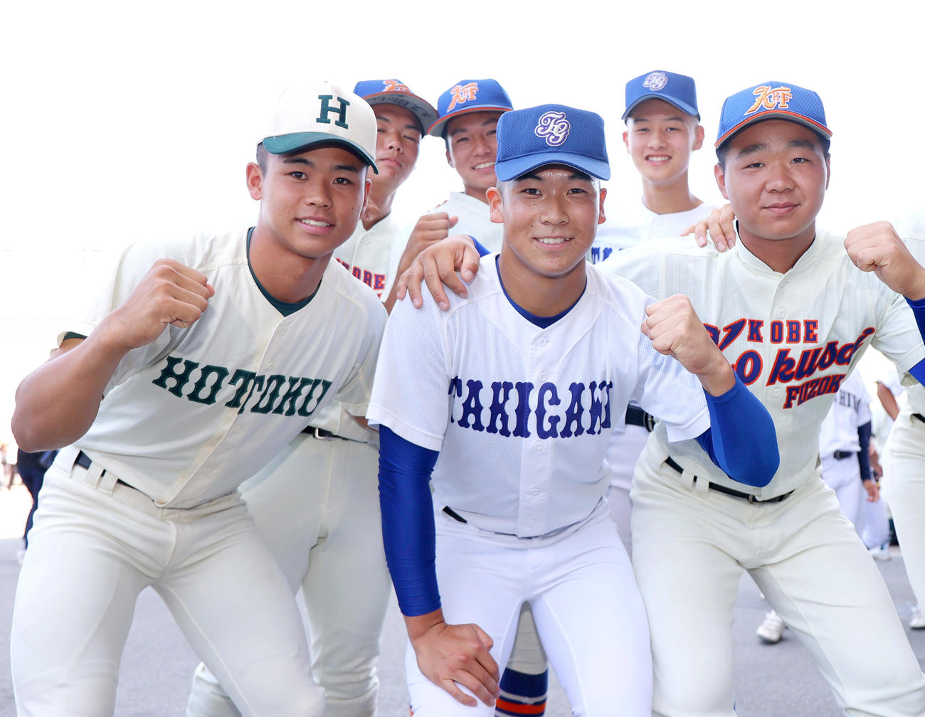 兵庫大会開会式で記念撮影する滝川の新井主将（前列中央）と報徳学園の橋本主将（左）ら（撮影・上山淳一）