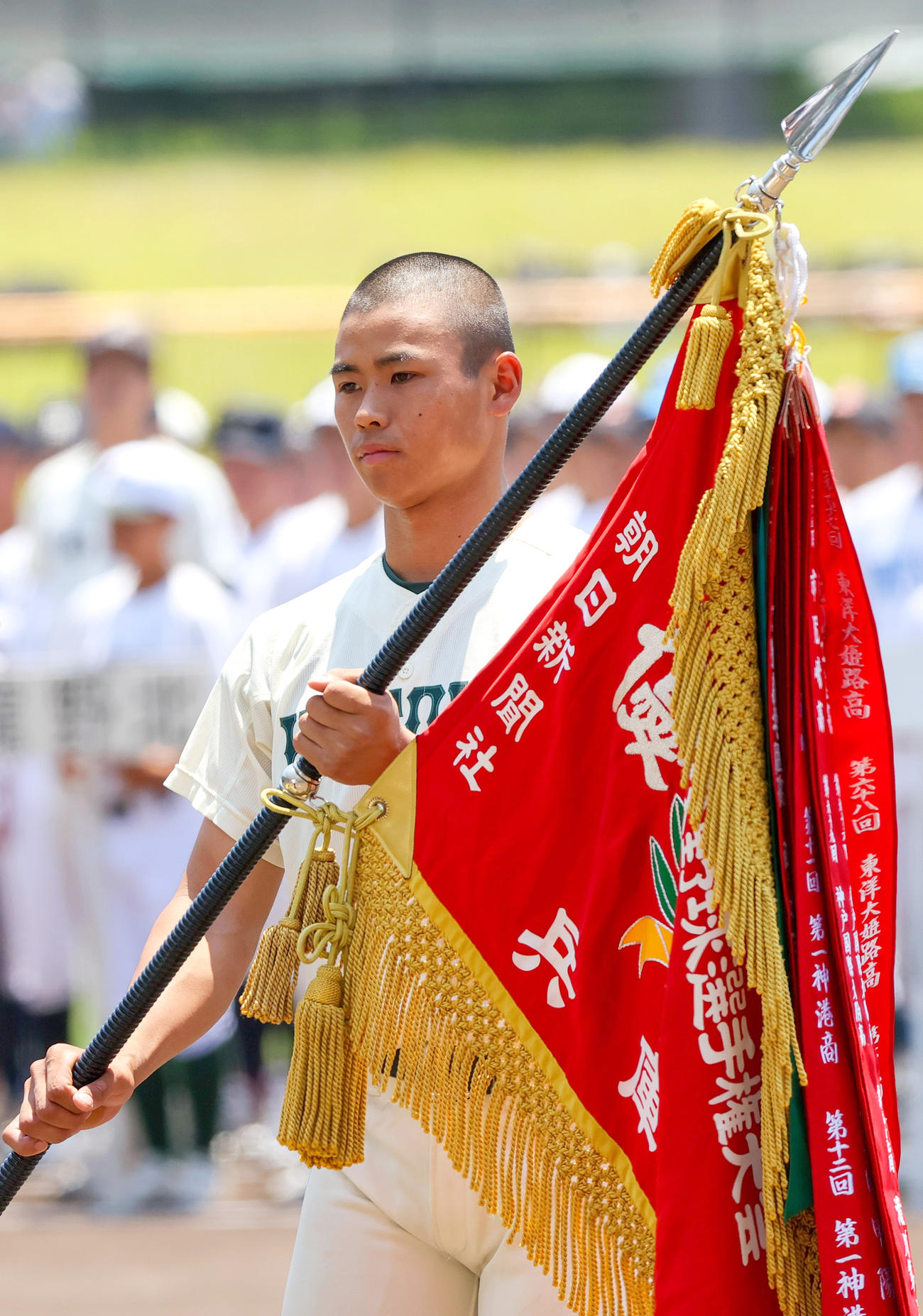 優勝旗返還する報徳学園の橋本主将（撮影・上山淳一）