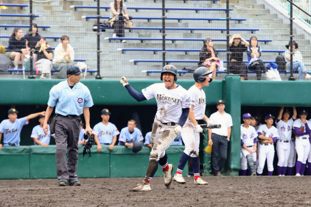 9回に相手の暴投で生還する北星学園大付・畠山