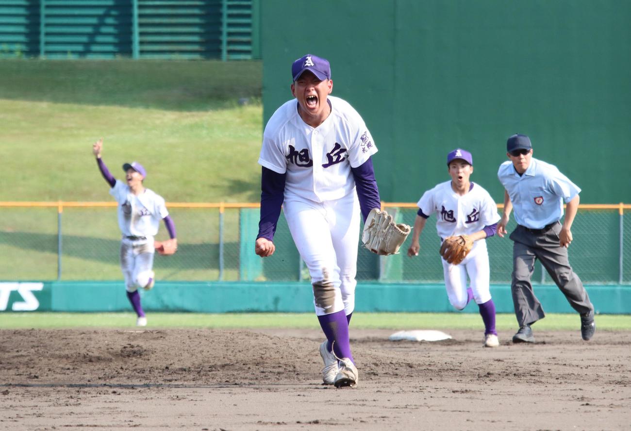 完投勝利を挙げ、雄叫びを挙げる札幌旭丘の門村（撮影・保坂果那）