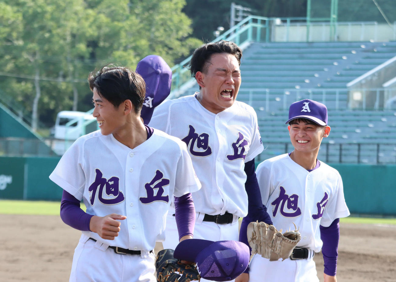 歓喜の涙を流す札幌旭丘の門村（中央）（撮影・保坂果那）