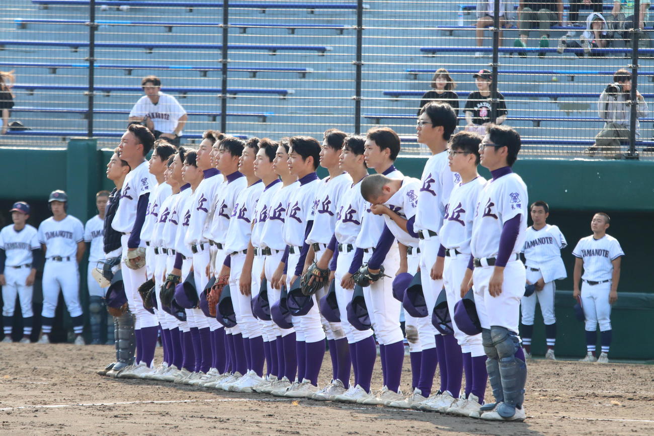 16年ぶり南北海道大会進出を決め、校歌を歌う札幌旭丘ナイン（撮影・保坂果那）