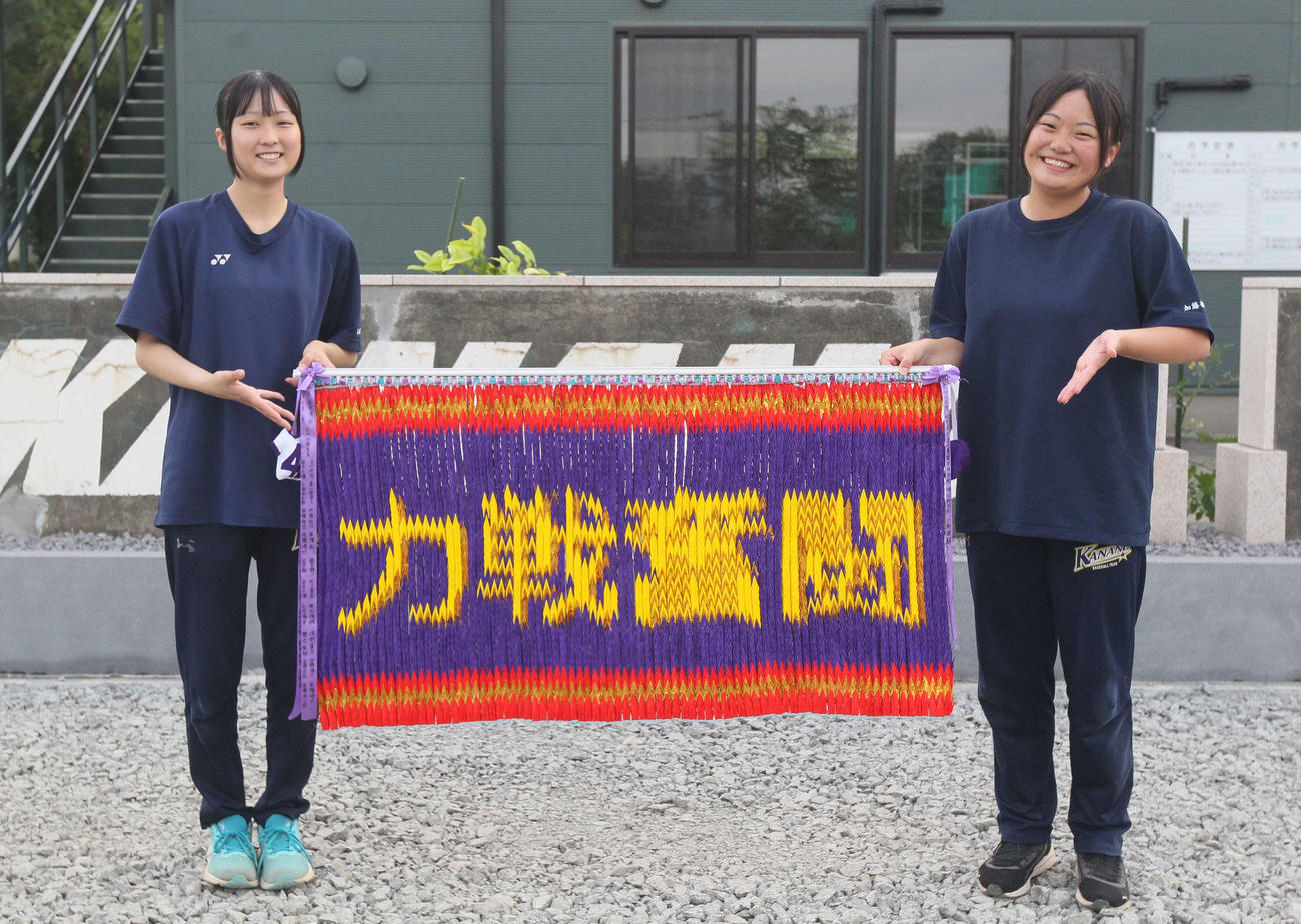 「力戦奮闘」と刻まれた4000羽鶴と笑顔の金足農・加藤郁子さん（右）と藤原美優さん（撮影・高橋香奈）