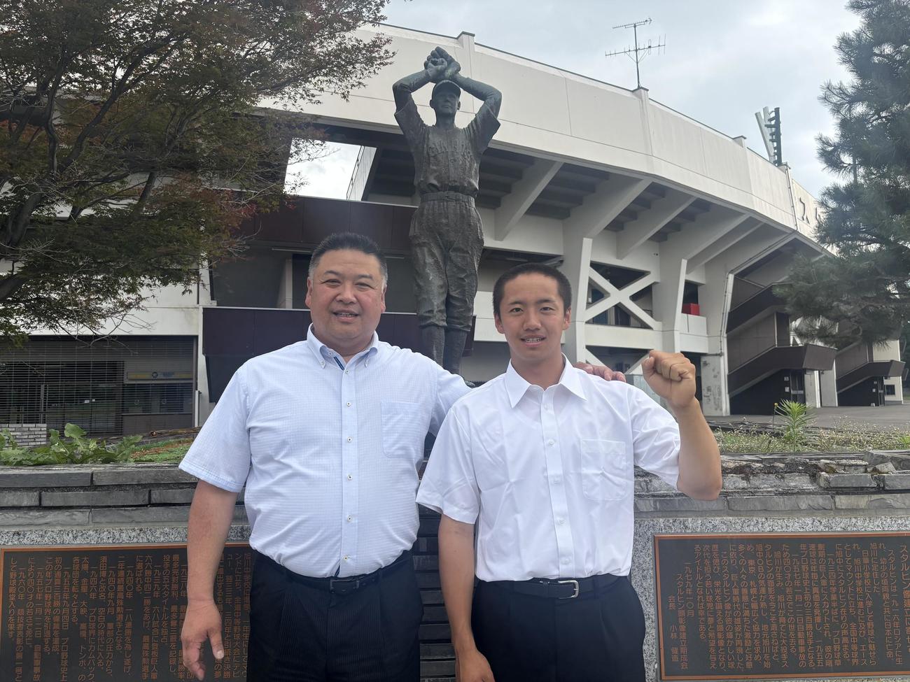 北北海道の組み合わせ抽選に出席した釧路江南の楓川監督（左）と長男の瑛太（撮影・保坂果那）