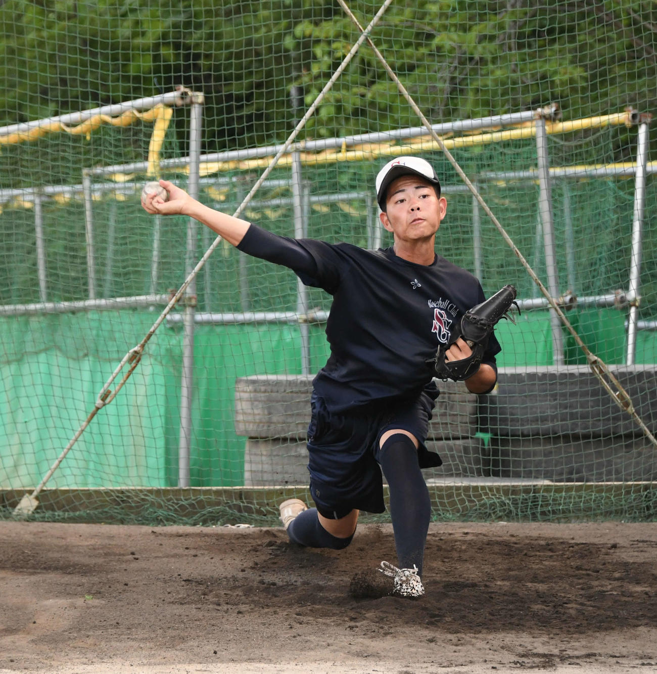 ブルペンで投げ込む鈴木