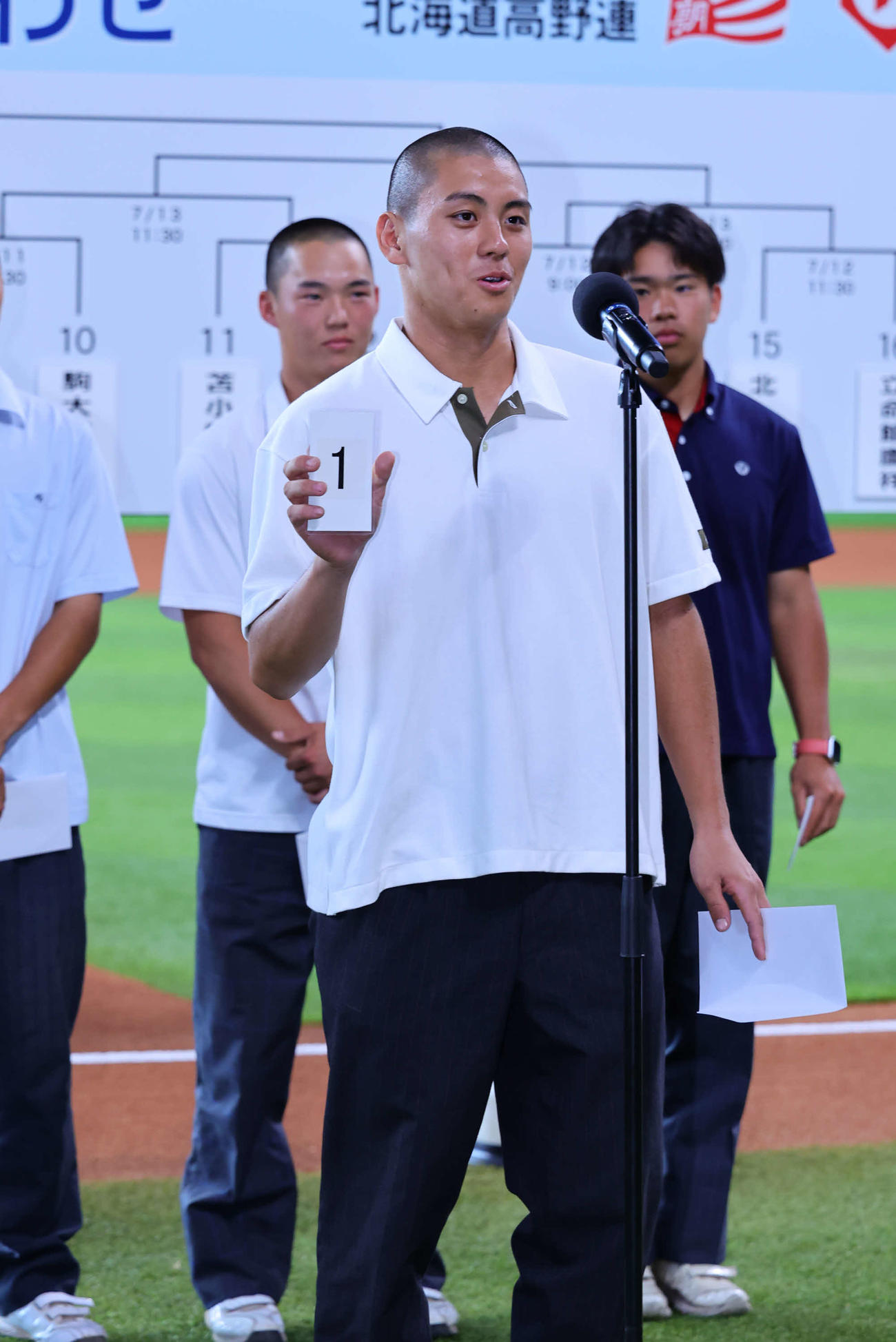 選手宣誓くじを引いた北星学園大付の若松七聖主将