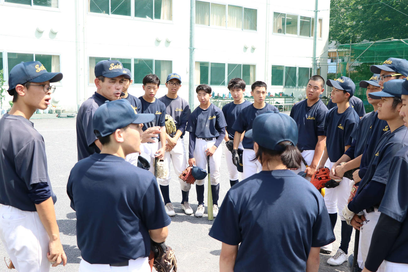 グラウンドに集まった青鳥特別支援の選手たち（撮影・泉光太郎）