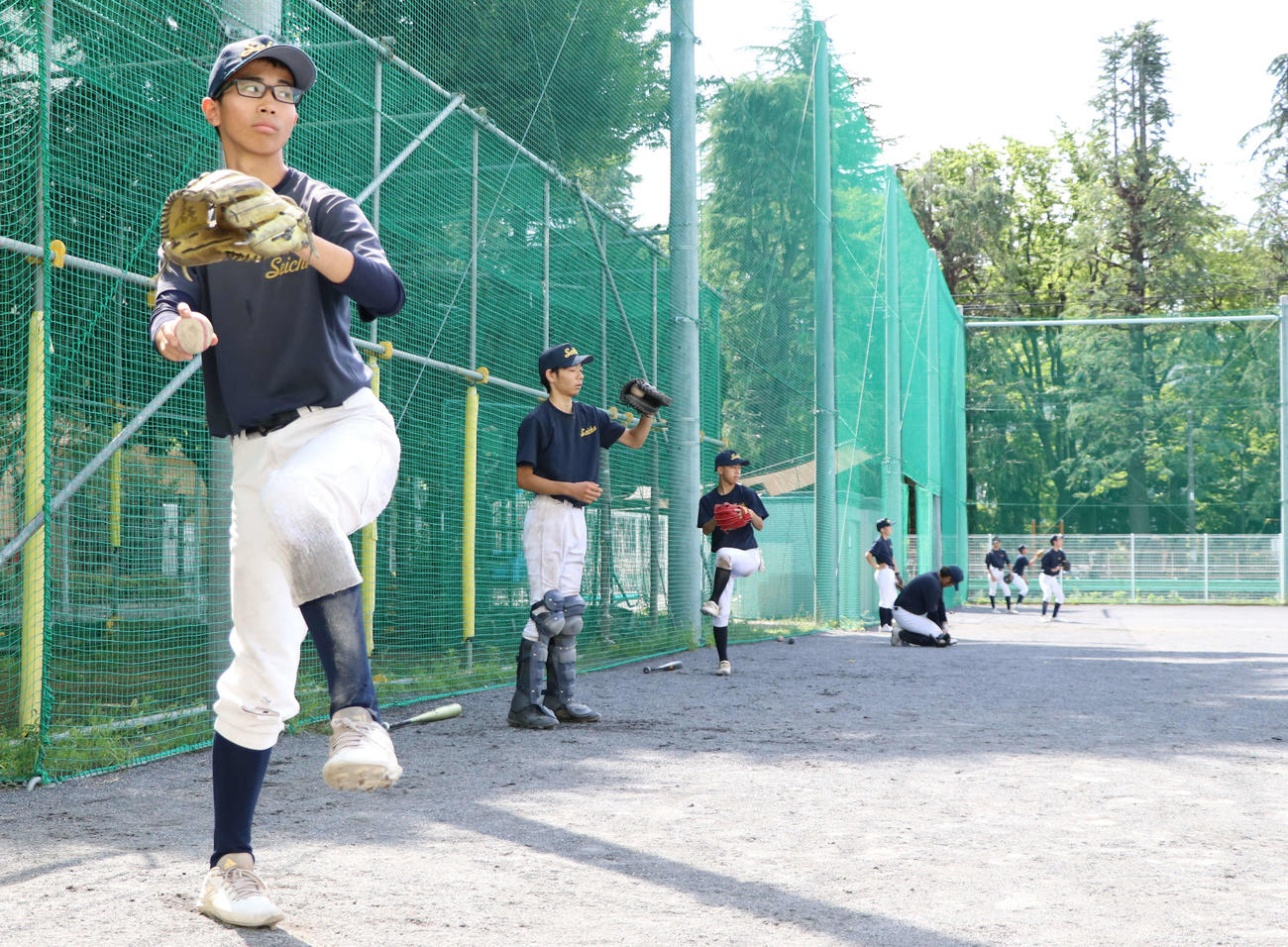 キャッチボールをする青鳥特別支援の選手たち（撮影・泉光太郎）