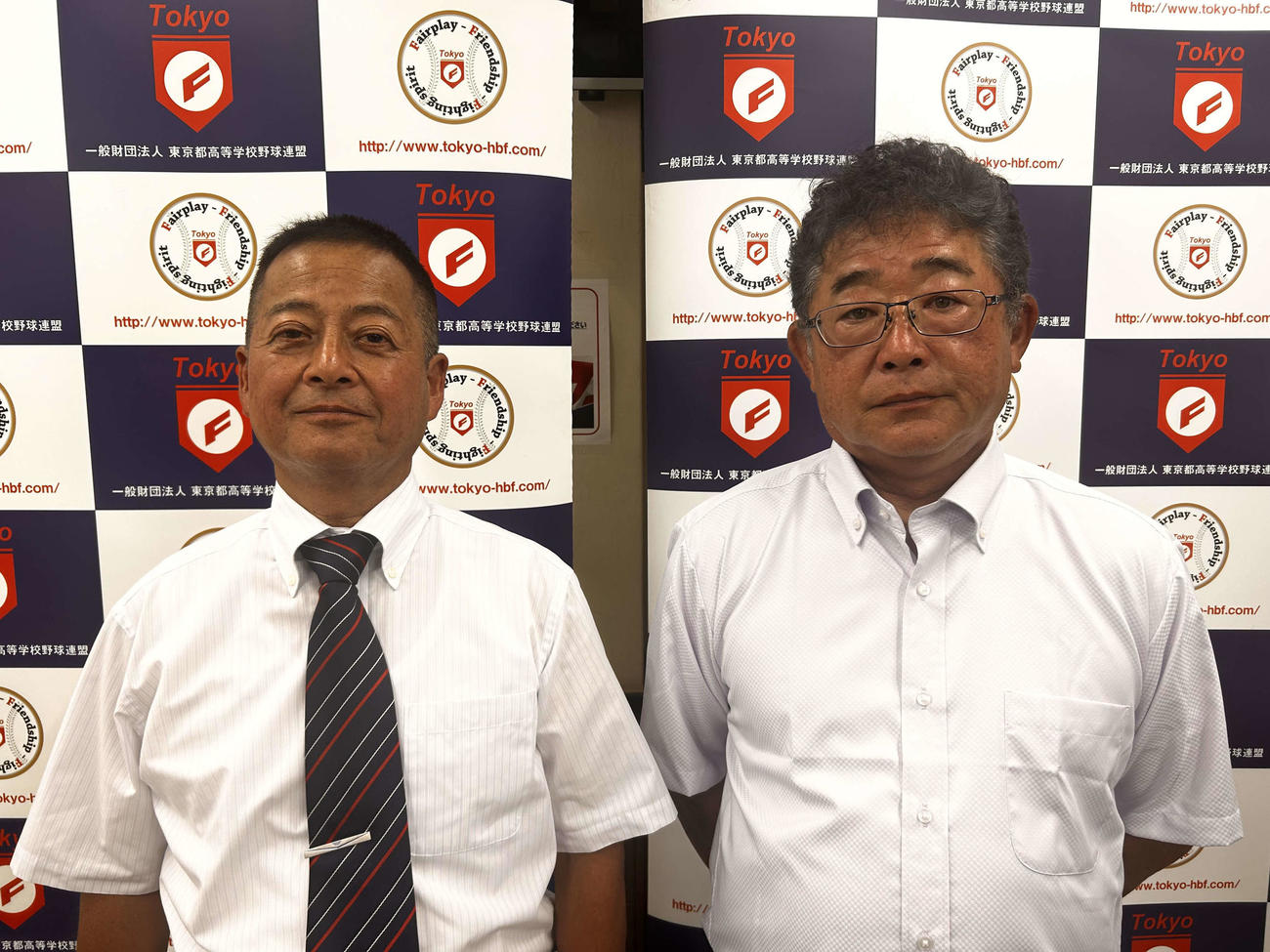 育成功労賞を受けた東京都高野連理事の外池氏（左）と前日野（西東京）監督の嶋田氏（撮影・平山連）