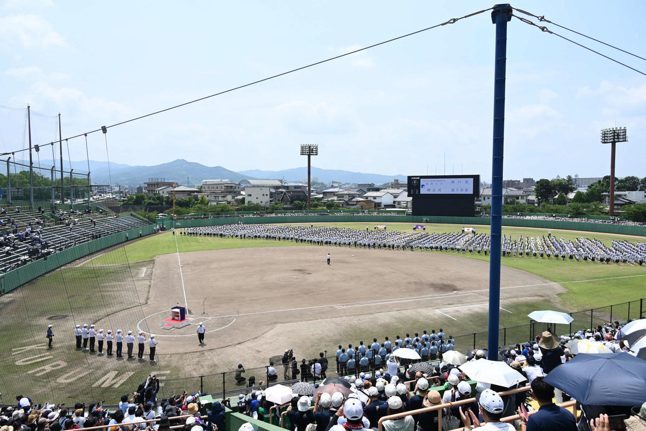 高校野球福岡大会の開会式で入場行進を行う選手ら（撮影・林敢治）