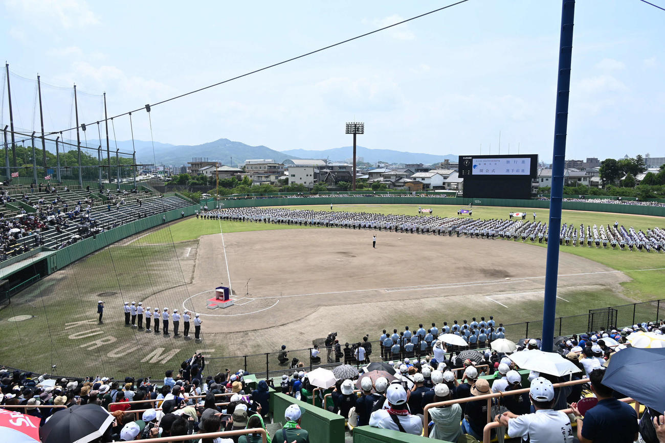 高校野球福岡大会の開会式で入場行進を行う選手ら（撮影・林敢治）
