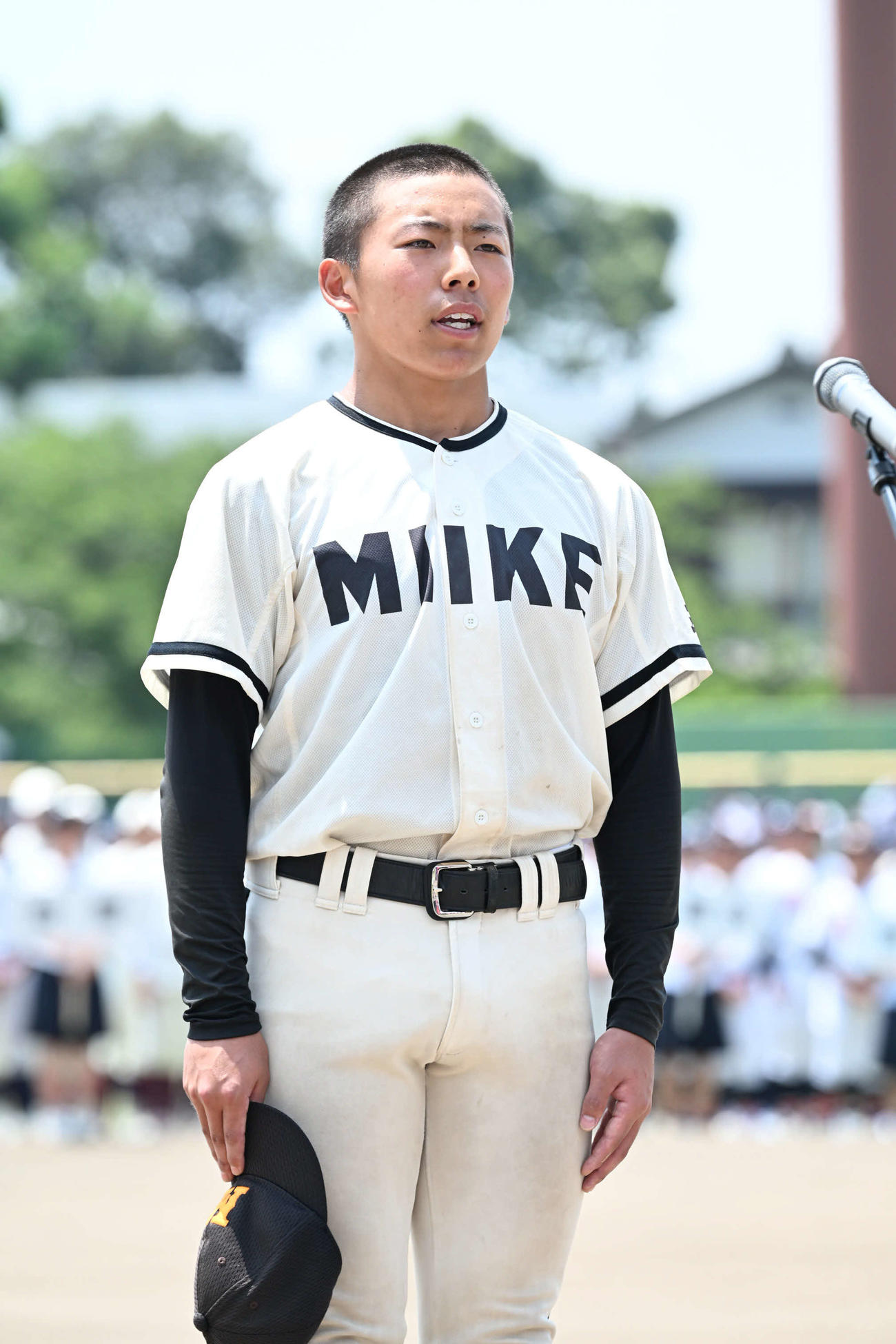 高校野球福岡大会の開会式で選手宣誓を行う三池工・安武主将（撮影・林敢治）