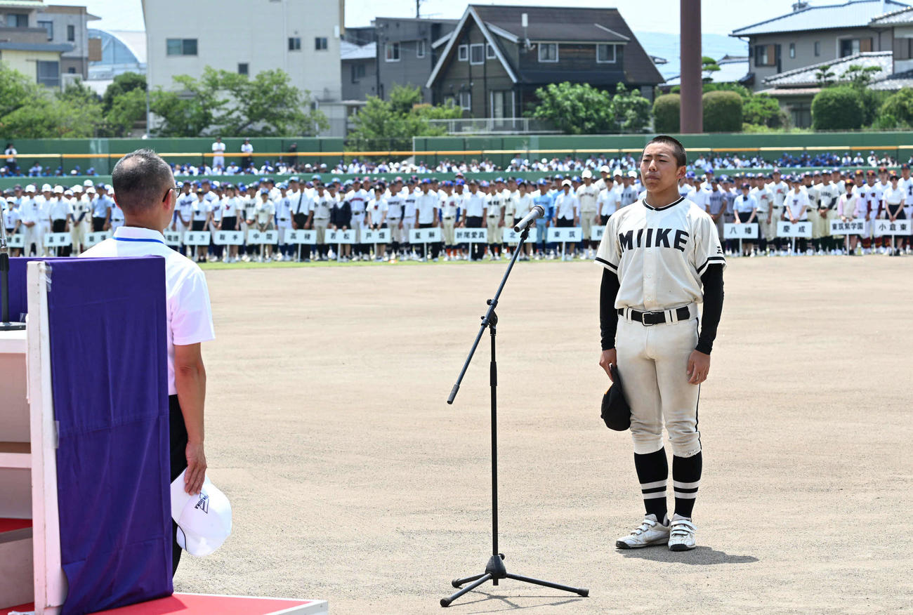 高校野球福岡大会の開会式で選手宣誓を行う三池工・安武主将（右）（撮影・林敢治）