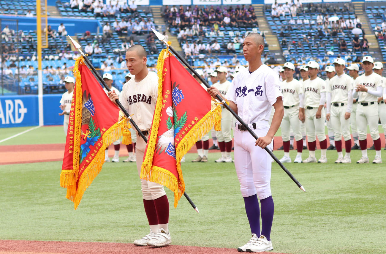 優勝旗返還をした早実の中村（左）と関東第一の越後（撮影・泉光太郎）
