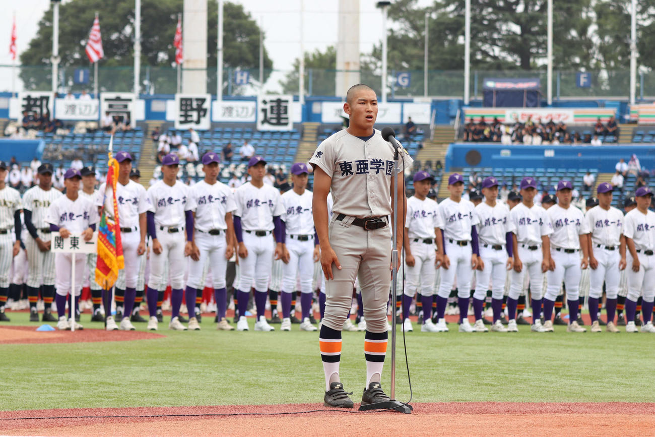 選手宣誓を務めた東亜学園の山下（撮影・泉光太郎）