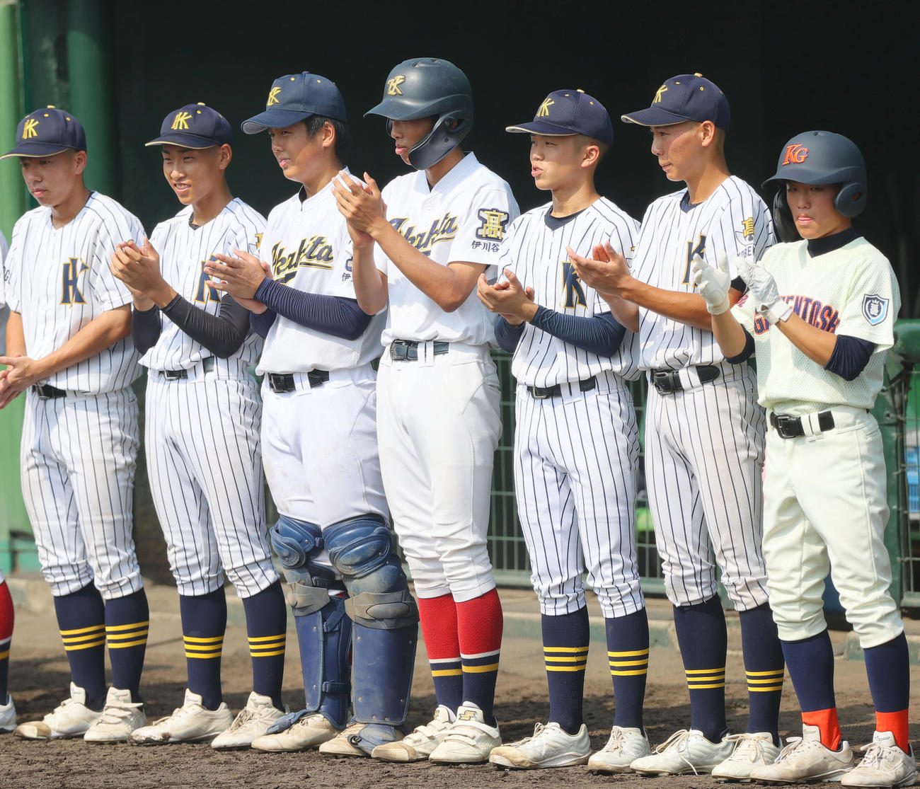 神戸北・伊川谷北・神戸学園都市対姫路南　始球式で投球した須磨学園の中谷ももこさんに向かって拍手を送る神戸北・伊川谷北・神戸学園都市の選手ら（撮影・上山淳一）